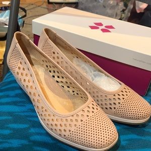 Women’s wedge pump heel - khaki colored summer shoe size 10W